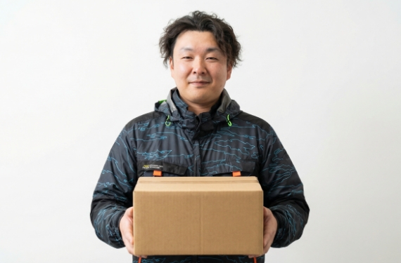 代表が荷物を持っている画像